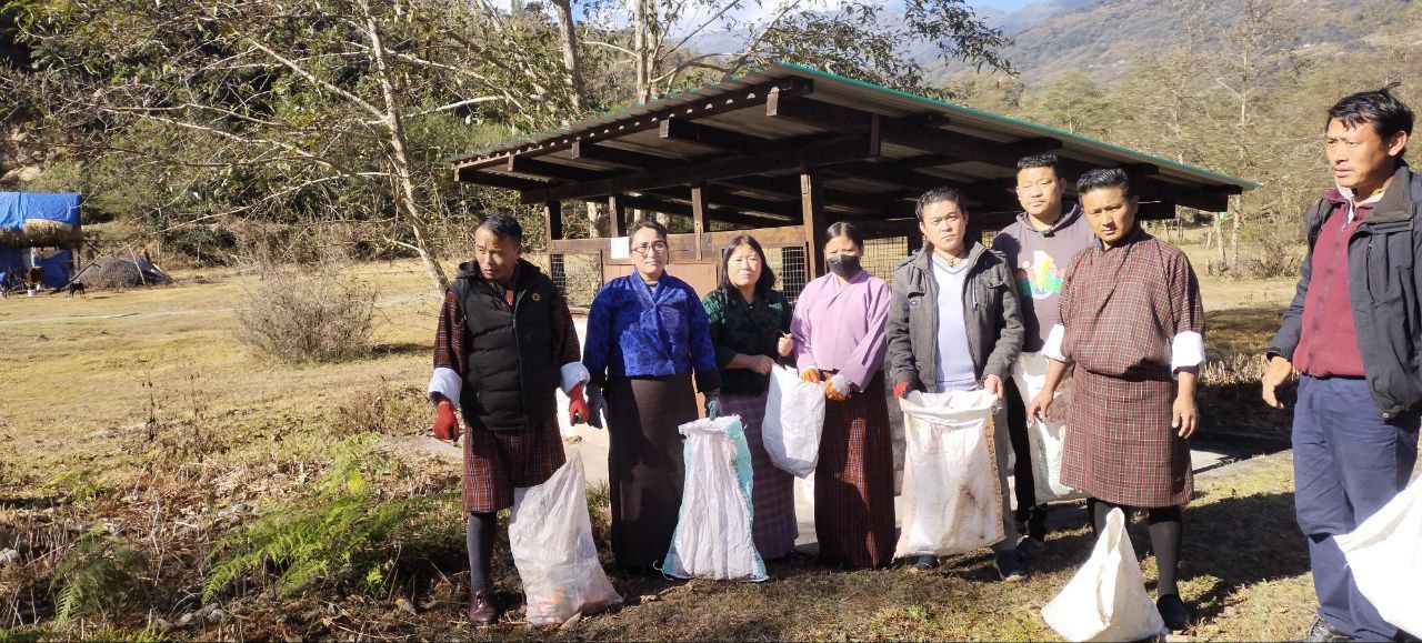 As a part of the upcoming 116th National Day celebrations, individuals from Trashi Yangtse Dzongkhag Administration along with Gewog Administrations, institutions and Thromde conducted cleaning throughout the Dzongkhag.