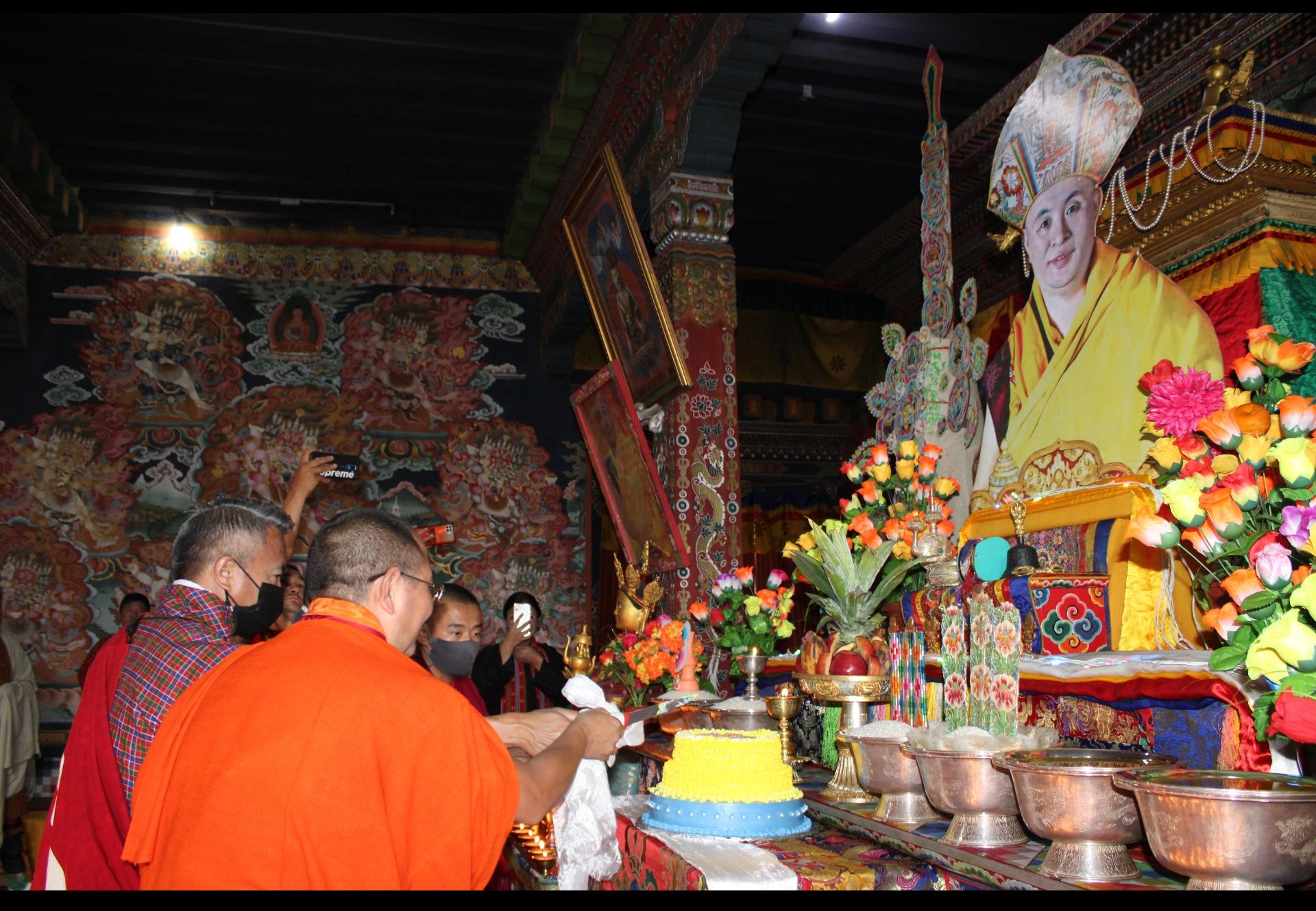  𝗖𝗮𝗸𝗲 𝗰𝘂𝘁𝘁𝗶𝗻𝗴 𝗰𝗲𝗿𝗲𝗺𝗼𝗻𝘆   𝗮𝘁 𝘁𝗵𝗲 𝗞𝘂𝗲𝗻𝗿𝗲𝘆 𝗼𝗳 𝘁𝗵𝗲 𝗗𝗼𝗻𝗴𝘁𝗲𝗿 𝗗𝘇𝗼𝗻𝗴 𝘁𝗼 𝗰𝗲𝗹𝗲𝗯𝗿𝗮𝘁𝗲 𝘁𝗵𝗲 𝟲𝟳𝘁𝗵 𝗕𝗶𝗿𝘁𝗵 𝗔𝗻𝗻𝗶𝘃𝗲𝗿𝘀𝗮𝗿𝘆 𝗼𝗳 𝗛𝗶𝘀 𝗛𝗼𝗹𝗶𝗻𝗲𝘀𝘀 𝘁𝗵𝗲 𝟳𝟬𝘁𝗵 𝗝𝗲 𝗸𝗵𝗲𝗻